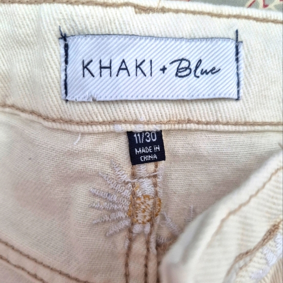 🍁NWT Khaki + Blue Cream Daisy Embroidered Denim Shorts – Size 11/30 - Picture 2 of 4